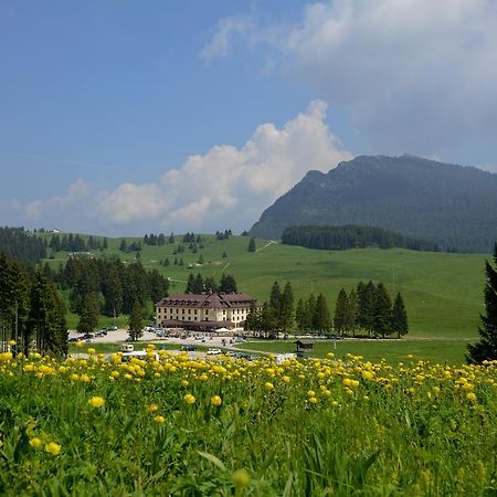Hotel Vezzena Malga Postesina エクステリア 写真