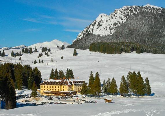Hotel Vezzena Malga Postesina エクステリア 写真